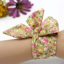 Load image into Gallery viewer, shsby new design Ladies flower cloth wrist watch gold fashion women dress watches high quality fabric watch sweet girls watch